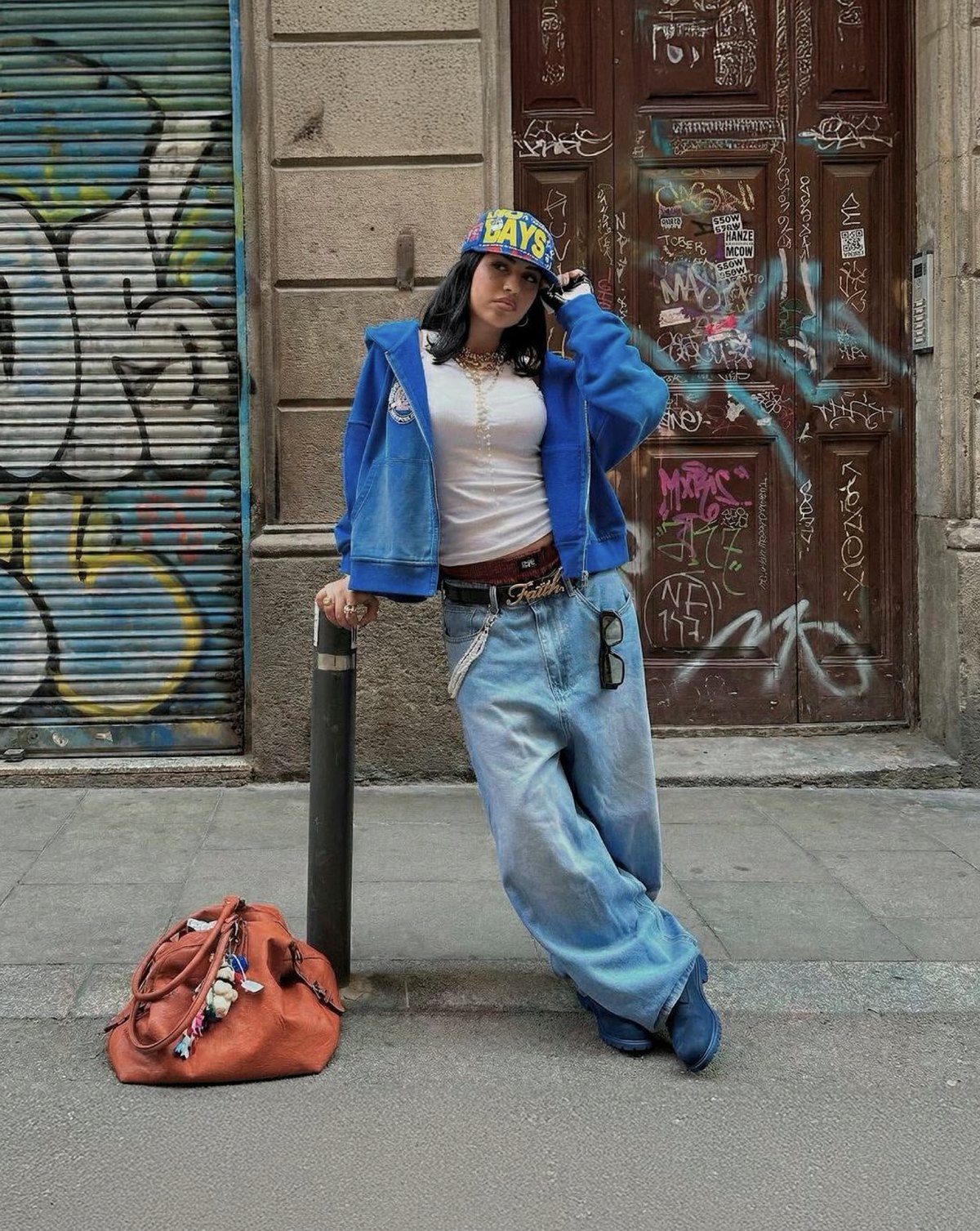 Modelo con ropa urbana en la calle