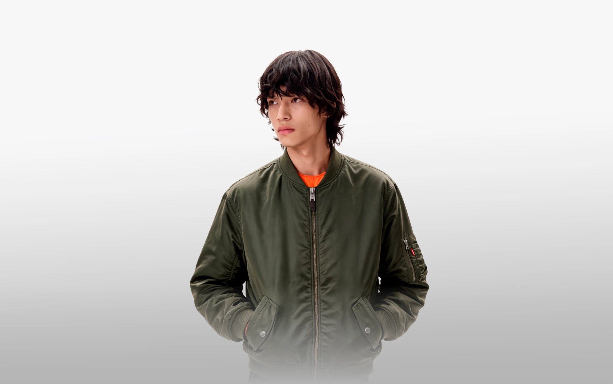 Modelo con chaqueta bomber verde