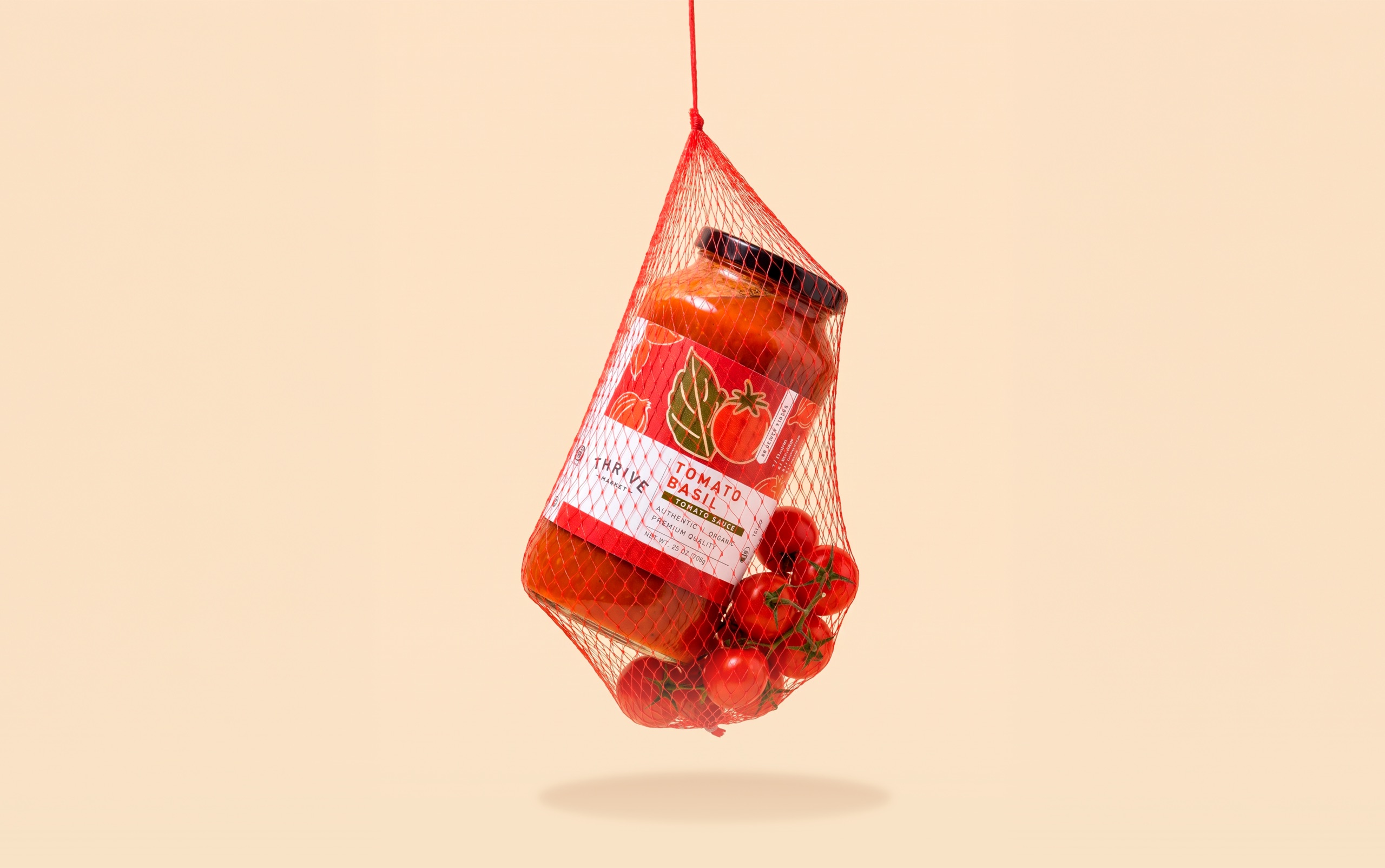 Bote de salsa de tomate en una red colgando
