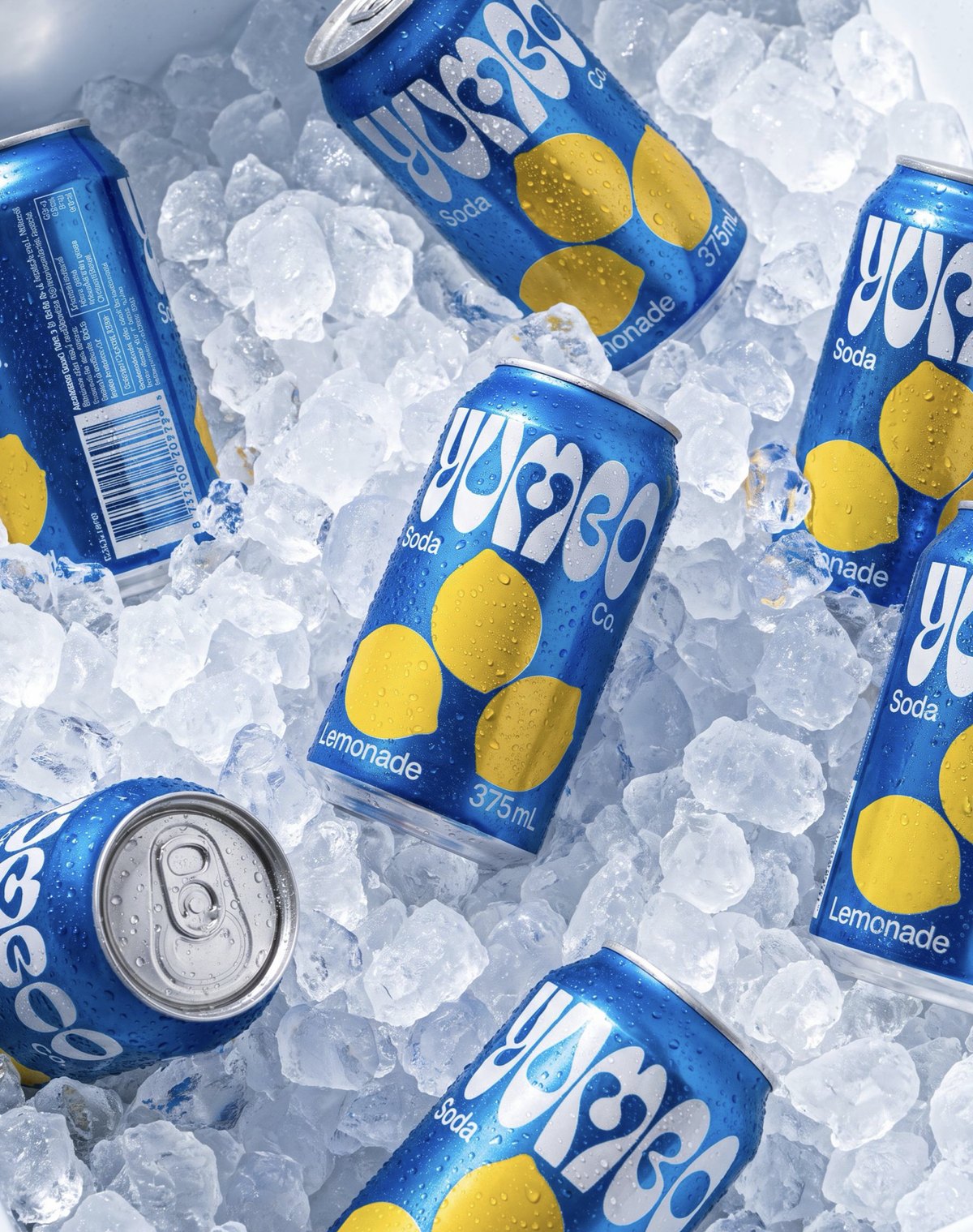 Latas de refresco Yumbo en hielo