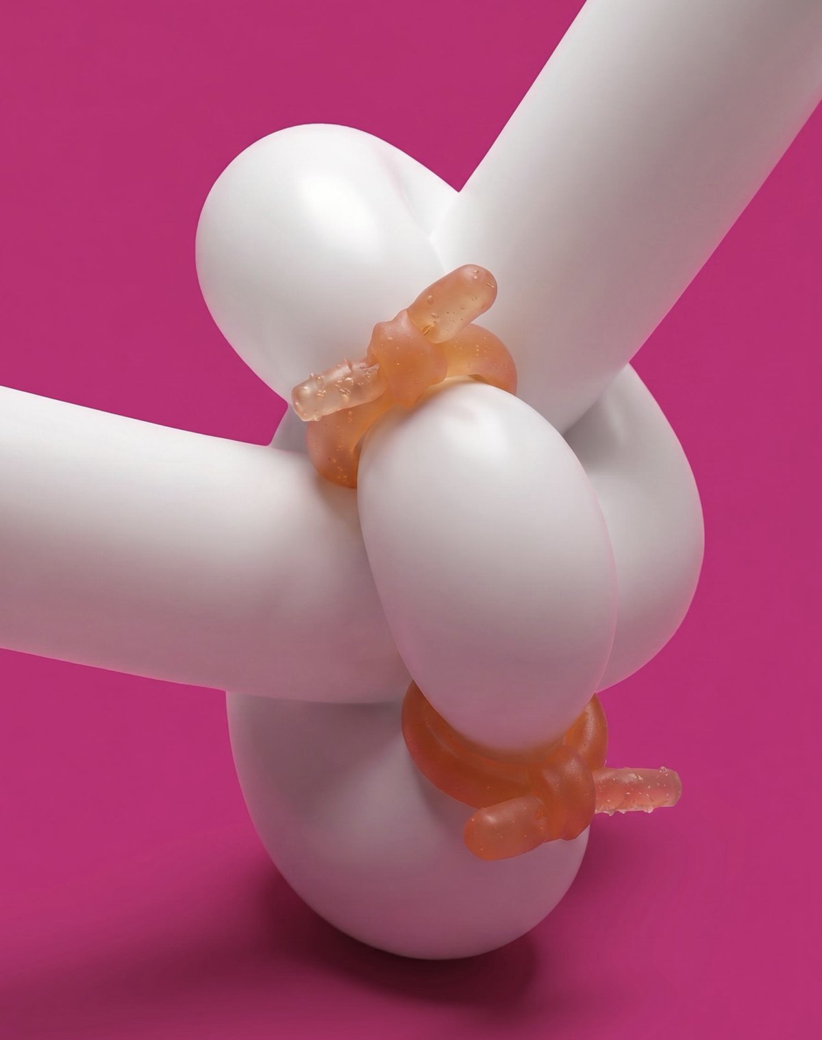Globo blanco anudado sobre fondo rosa