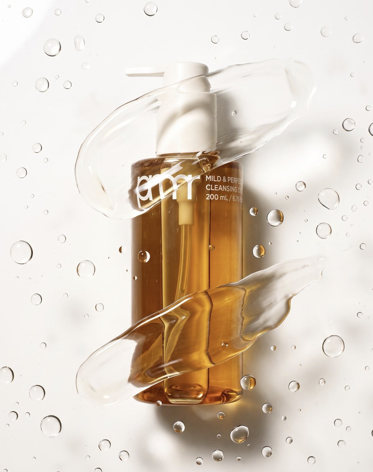 Botella de limpiador facial con gotas de agua
